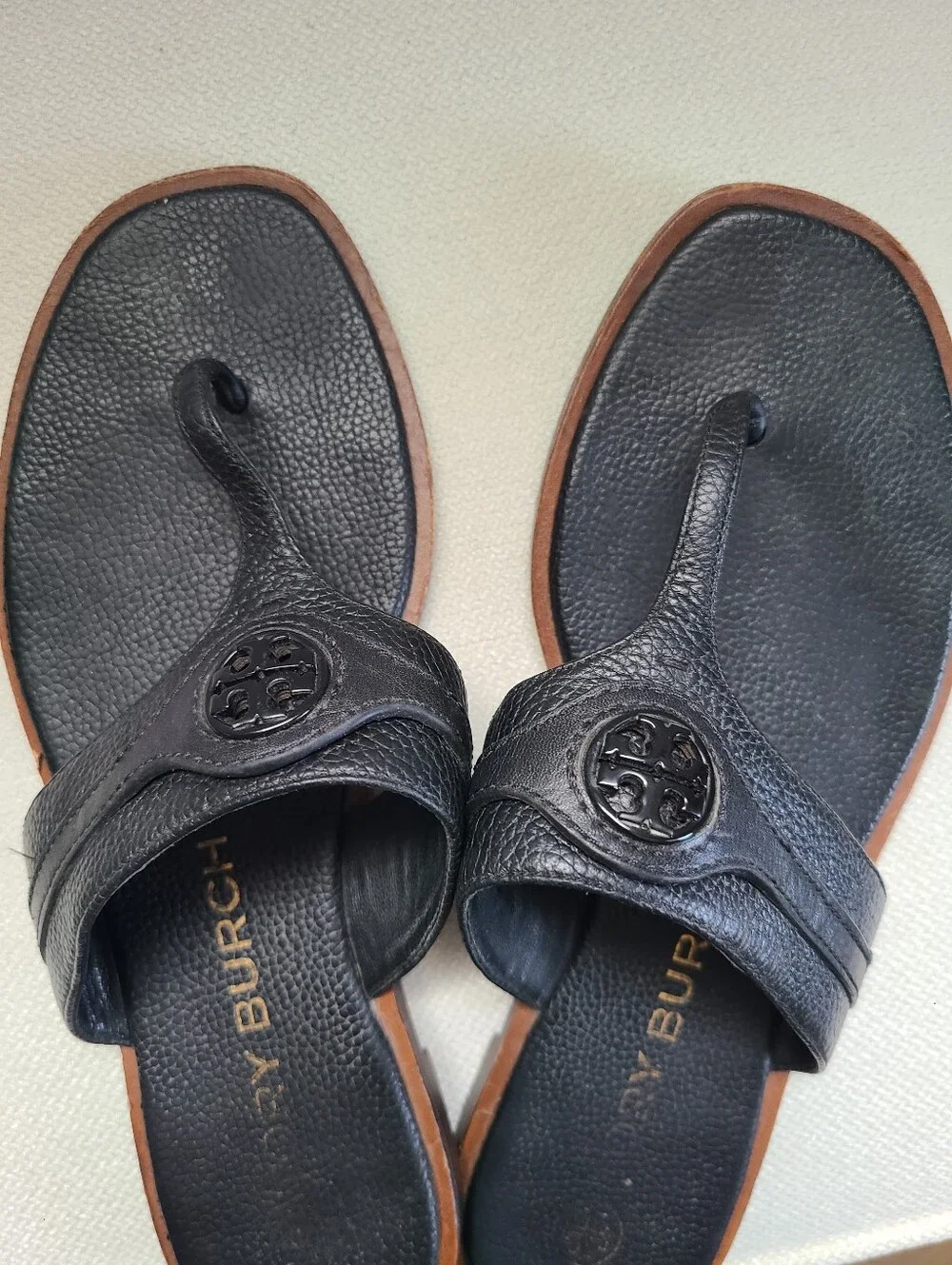 Tory Burch Carson Thong Welt Sandals In Black Pebbled Leather